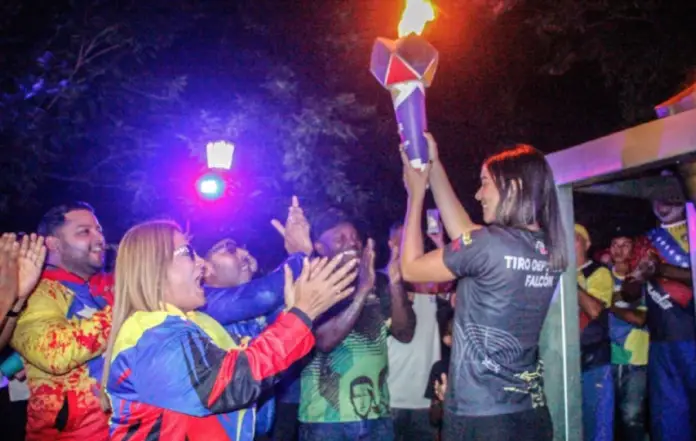 Este lunes los atletas falconianos recibieron el fuego patrio en seis puntos de la capital de Falcón el cual representa la unidad, la paz y el deporte.