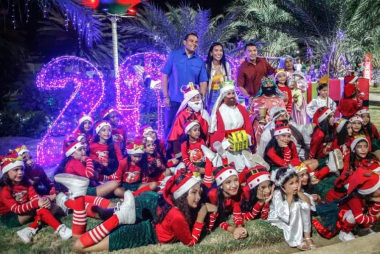 La noche de este viernes se llenó de gaitas, villancicos y muchas luces en la plaza Los Encuentros de Coro para dar la bienvenida a la Navidad.