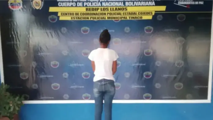 Una joven madre de 20 años fue arrestada después de que se difundió ampliamente en las redes sociales como golpeaba violentamente a su hijo de tan solo dos años