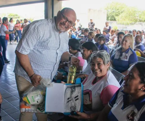 La Secretaría de Educación inició el plan de dotación de calzado a los casi 20 mil docentes activos a propósito del plan integral de atención al Magisterio.