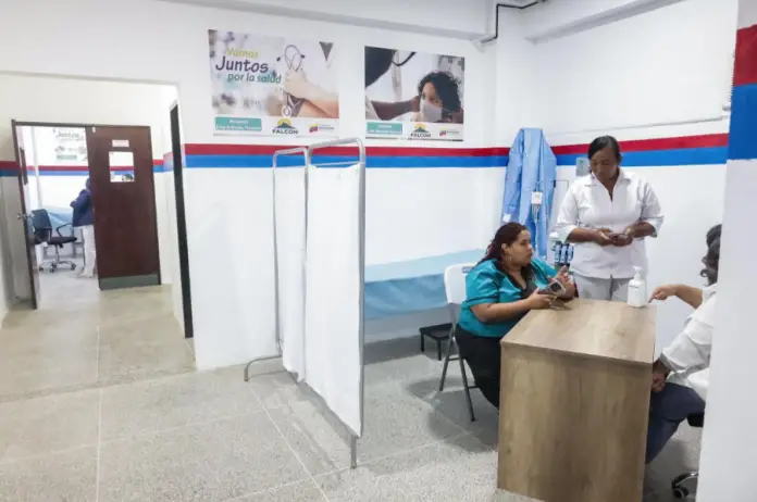 El área de consultas externas del Hospital Dr. Lino Arévalo de Tucacas, en el municipio Silva, fue entregada este jueves por parte del gobernador Víctor Clark.