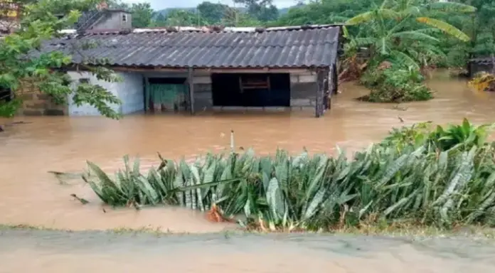 Las autoridades en Cuba informaron el viernes sobre las inundaciones ocasionadas por intensas lluvias en la costa norte de la región oriental.