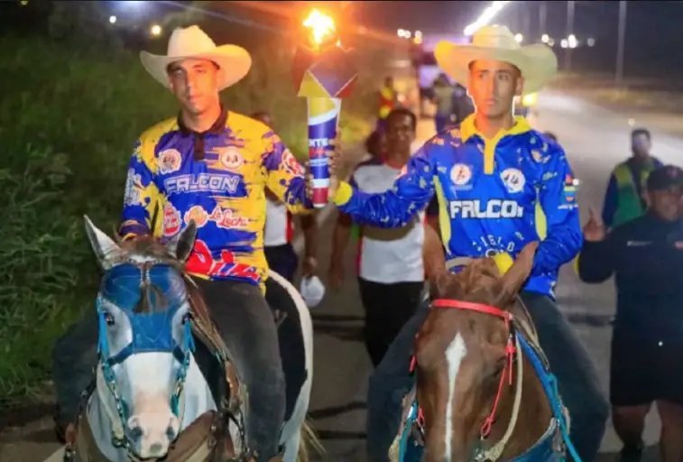 Este lunes los atletas falconianos recibieron el fuego patrio en seis puntos de la capital de Falcón el cual representa la unidad, la paz y el deporte.