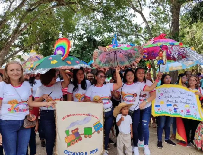 La creatividad se hizo presentes en las calles de Churuguara con el Desfile Pedagógico a propósito de la celebración del Día de la Educación Inicial.