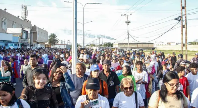 Los seguidores de Jesús en Punto Fijo marcharon para clamar por milagros y elevar adoración al altísimo. Moraima Roldán enfatizó que su pasión es Jesús.