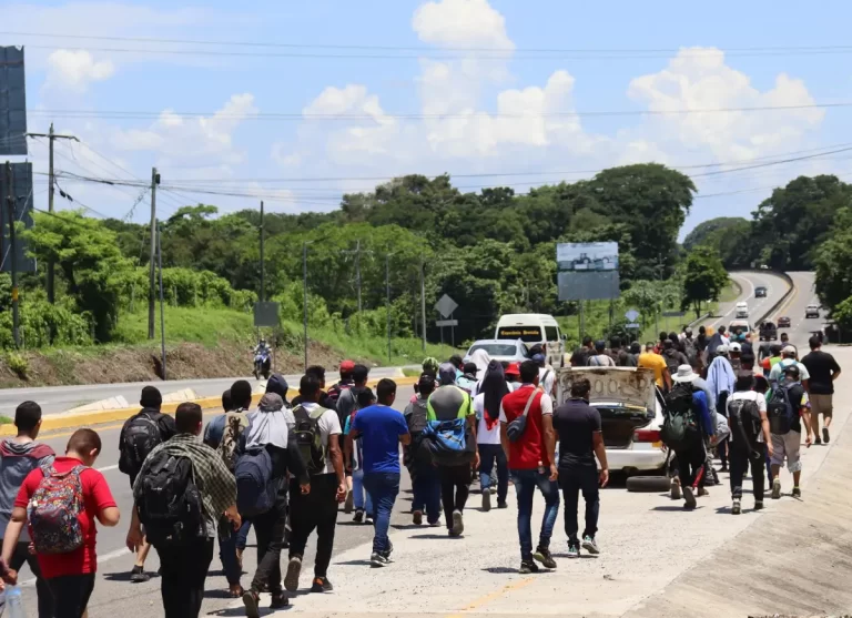 México | Migrantes venezolanos parten en caravana a EE.UU.