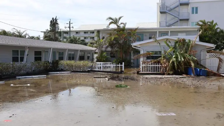 Huracán Milton deja una docena de muertos y destrucción a su paso por Florida