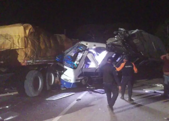 Falcón | Murió colector de buseta en choque contra camión