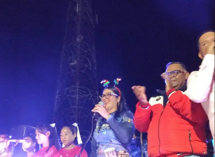 Este viernes la alegría y el entusiasmo, contagiaron a los cientos de habitantes que presenciaron la llegada de la navidad a la Plaza Bolívar de Churuguara.