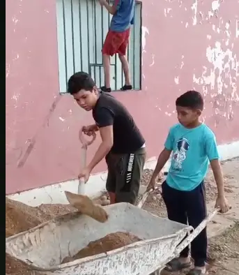 Pobladores de La Soledad estrenaron capilla y mejoras en estadio de beisbol Prensa Alcaldía de Federación.- La jornada de trabajo de la alcaldesa Nayrobi Osteicoechea en la parroquia el Paují dejó como resultado una nueva capilla para afianzar la fe cristiana y un estadio de beisbol con mejores condiciones. Específicamente en la comunidad de La Soledad los lugareños ahora cuentan con el estadio de beisbol Antonio Rodríguez mejorado, tras las adecuaciones en el terreno y los dugouts. “Esta es la primera etapa del proyecto porque el objetivo es brindar a nuestros atletas un lugar digno donde puedan jugar y desarrollarse, porque acá también hay jugadores talentosos que pueden proyectarse”, afirmó. Mientras que en el ámbito de la fé, atendió al clamor del pueblo sobre la construcción de un capilla, la cual lleva el nombre de Nuestra Virgen de Chiquinquirá. La ceremonia inició con una peregirnación de la santa imagen por la población que terminó en los nuevos espacios donde fue recibida por loa creyentes con obras de teatros y danza. Posteriemente se llevó acabo la eucaristía “Este hermoso proyecto nos llena de esperanza y fe porque hay un pueblo que desea agradar a Dios y buscar su comunión, por eso nos enfocamos en cada detalle para dejarles una capilla bella y cálida”, alegó la alcaldesa.