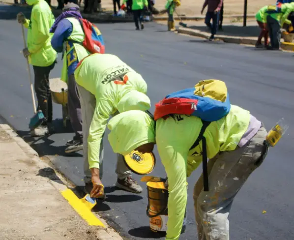 Más de mil 100 toneladas de asfalto fueron colocadas en las calles 13 y 14 del sector Las Velitas de Miranda para transformar totalmente la transitabilidad.