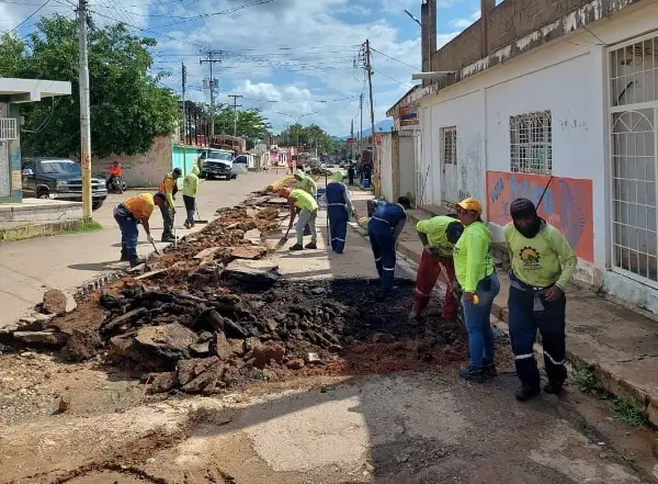 El equipo de Vías de Falcón dio inicio a los trabajos de recuperación de las principales vías del casco central del municipio Mauroa.