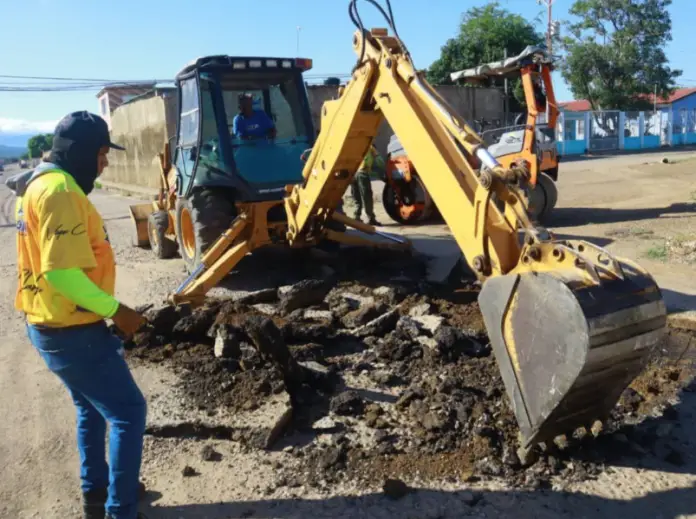 Con una proyección de más de 4 mil toneladas de asfalto inició este martes el Plan de Asfaltado Urbano en la calle principal de Sabana Larga.