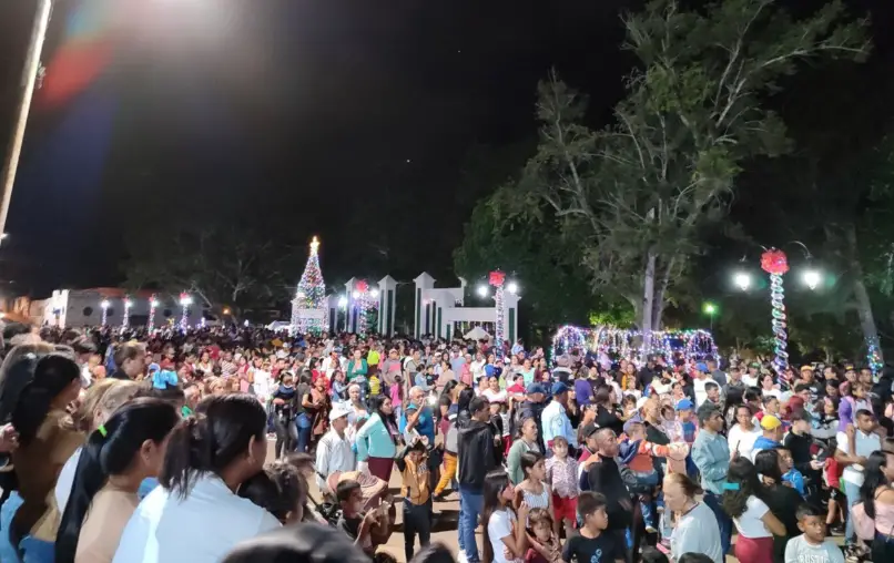 Este viernes la alegría y el entusiasmo, contagiaron a los cientos de habitantes que presenciaron la llegada de la navidad a la Plaza Bolívar de Churuguara.