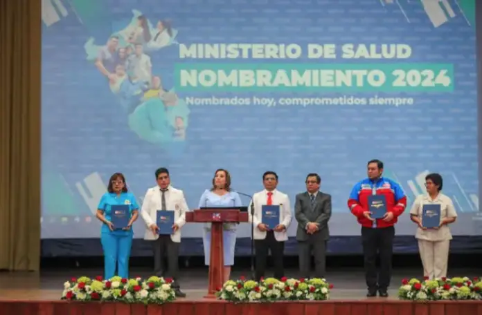 En un reciente discurso, la presidenta de Perú, Dina Boluarte, reafirmó su compromiso de liderar el país hasta el final de su mandato, a pesar de las críticas.