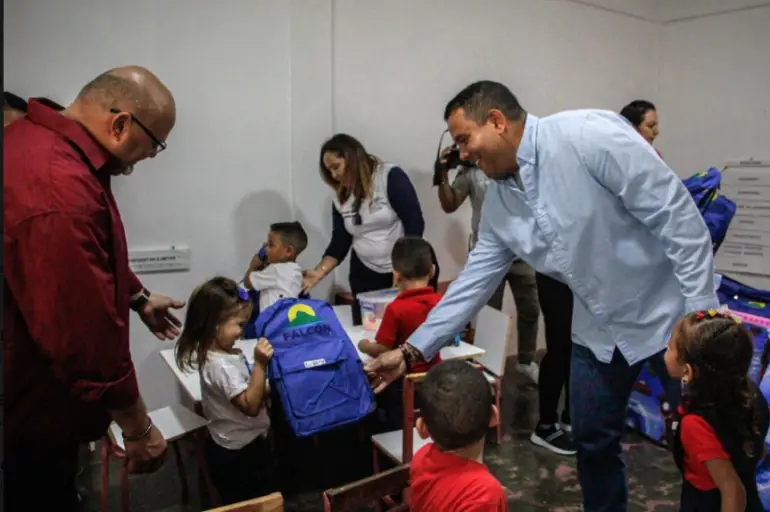 Víctor Clark estuvo en el CEIS Josefa Camejo de Punto Fijo para entregar la rehabilitación del plantel, uniformes y útiles escolares a los 167 estudiantes.