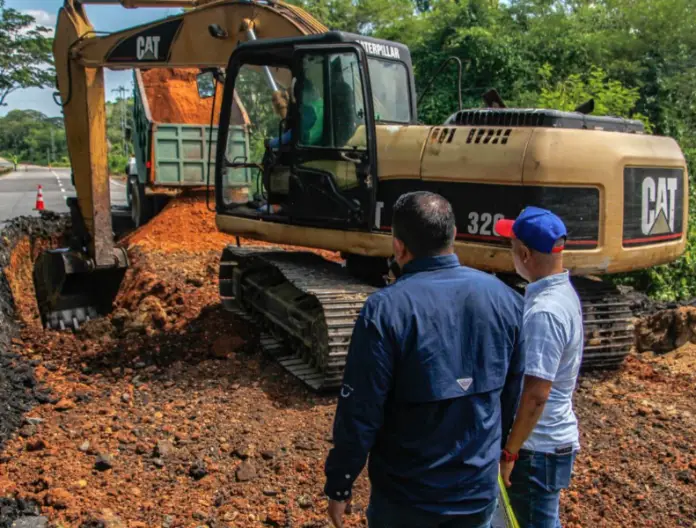 El gobernador Víctor Clark inspeccionó los trabajos de rehabilitación vial de 8.2 kilómetros en la Morón-Coro a la altura del sector el Caimán.