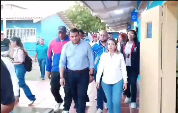 El gobernador Víctor Clark y la secretaria de Educación Universitaria Juogreidin Cerero inauguraron un laboratorio de química en la Unefa núcleo Falcón.