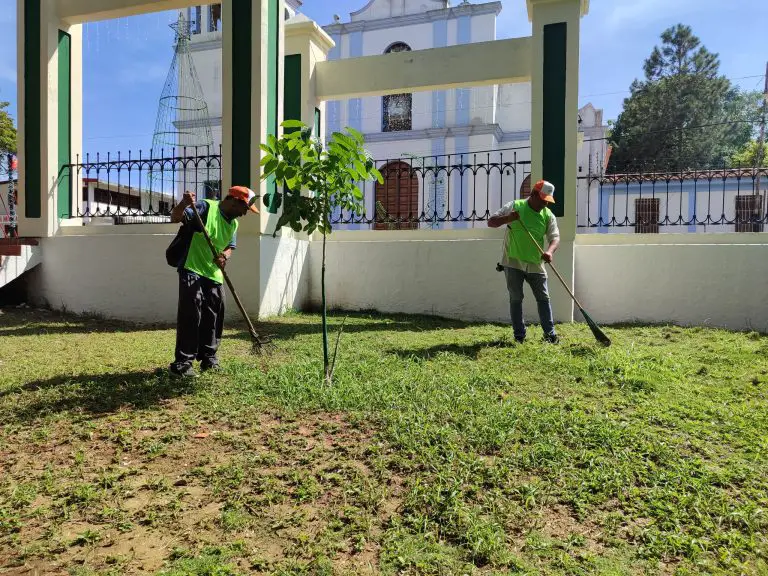 Plaza Bolívar de Churuguara mantiene plan “embelleciendo a mi pueblo”