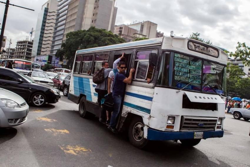 El secretario general del Comando Intergremial del Transporte, José Luis Trocel, indicó que el sector está planteando cobrar una tarifa mínima de Bs 25 para las rutas urbanas del transporte público.