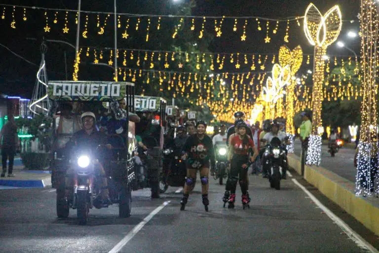 Coro brilló en Navidad desde el corredor de la avenida Independencia