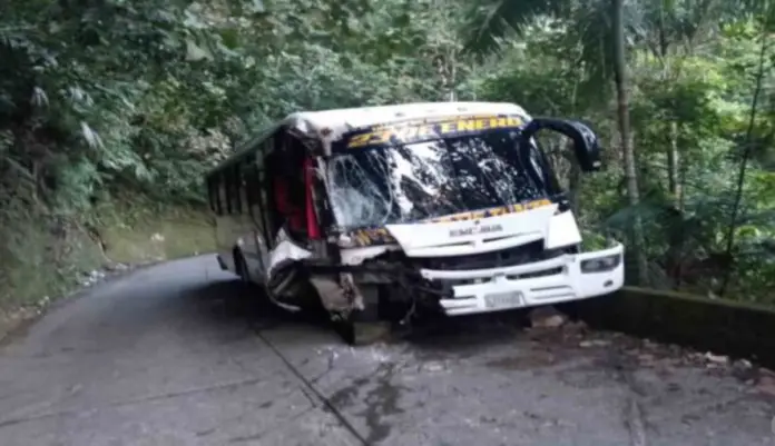 En un incidente vial en la carretera hacia Choroní, estado Aragua, al menos cinco personas sufrieron lesiones.