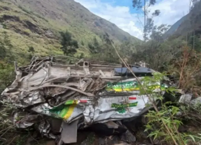 Un trágico incidente vial ocurrido en la provincia de Sandia, Perú, cobró la vida de 15 personas luego de que un vehículo se precipitara por un barranco.