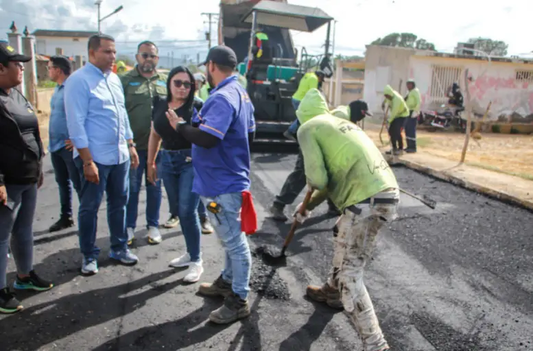 Con la colocación de más de 600 toneladas de asfalto, la calle Ramón Monche Guanipa de La Vela quedó en óptimas condiciones el tránsito de vehículos particulares y transporte público del municipio Colina lo que impacta en 900 familias del punto y círculo.