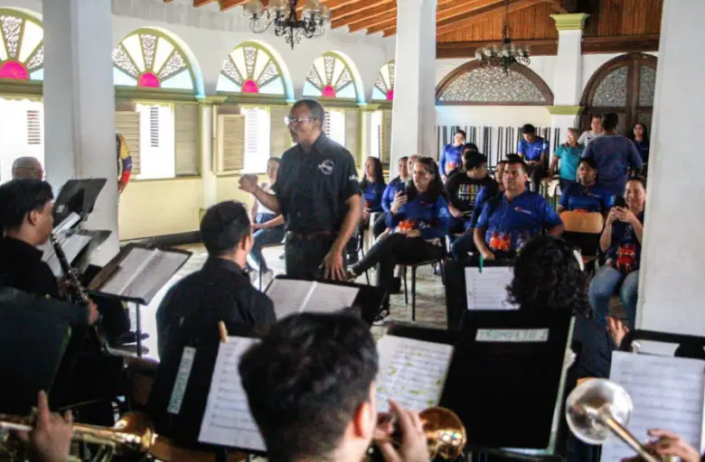 Para continuar con el mes aniversario del Incudef este lunes se realizó una retreta en el salón de usos múltiples junto a la Banda del estado “Mariscal Falcón”.