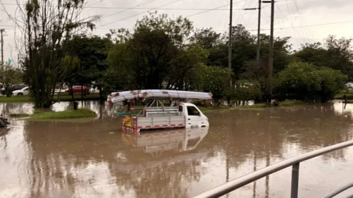 La ciudad de Bogotá experimentó una jornada de intensas lluvias este miércoles, provocando numerosas emergencias y áreas inundadas.