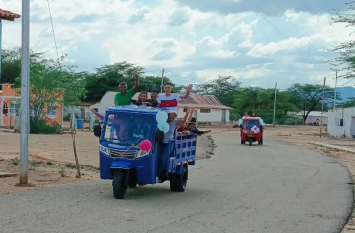 En San José de Bruzual la comuna Los Sueños del Comandante Chávez entregó dos unidades de transporte destinadas a la movilización de los estudiantes.