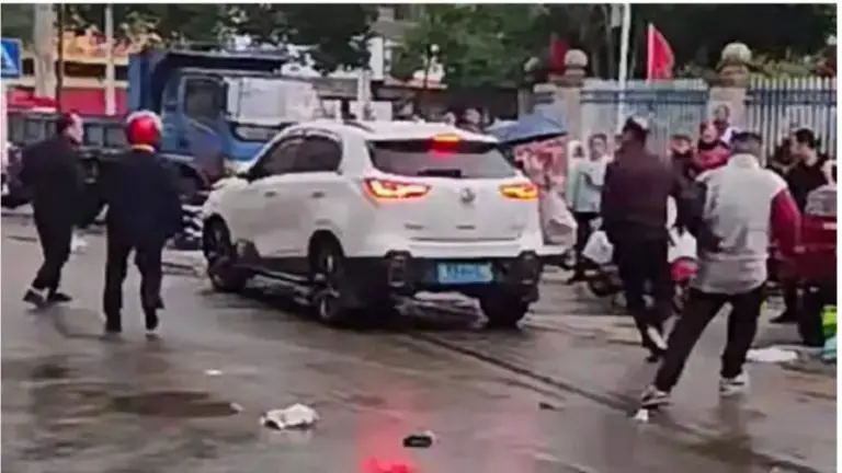 Conductor arremete contra multitud de peatones en China (VIDEO)