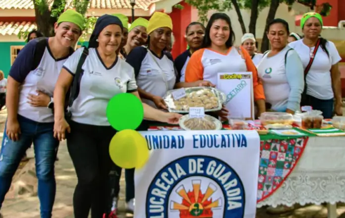 Para celebrar los diez años de la Corporación Nacional de Alimentación Escolar, cocineras de la Patria expusieron sus delicias culinarias.