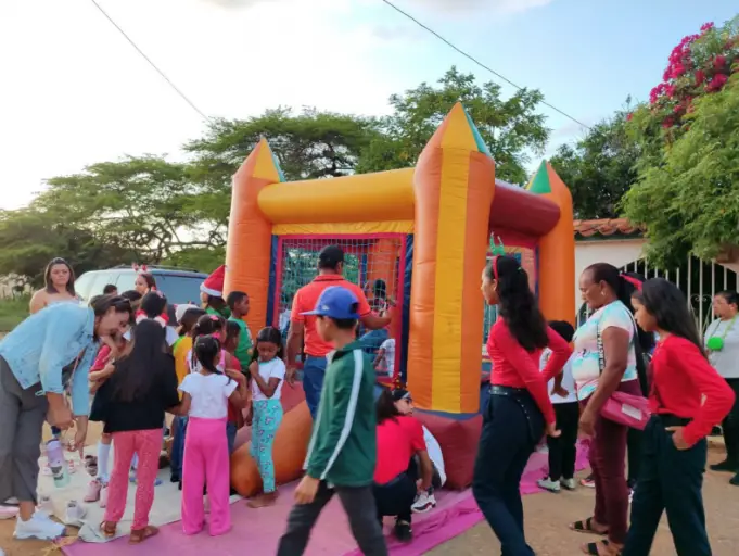 Los niños de la parroquia El Paují vivieron con mucha intensidad el mágico momento del conteo regresivo para disfrutar del encendido de la navidad.