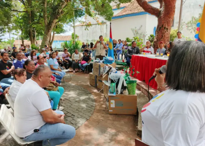 La comuna Cariagua del municipio Bolívar entrega formalmente a las comunidades que la conforman una ambulancia e insumos médicos.