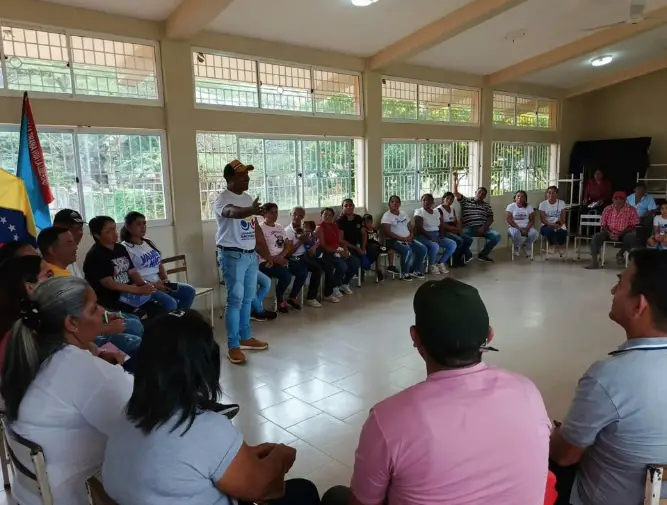 Las comunas Revolución en Marcha y Los Hijos del Arañero de la parroquia El Paují sostuvieron un encuentro de debate político y orgánico.