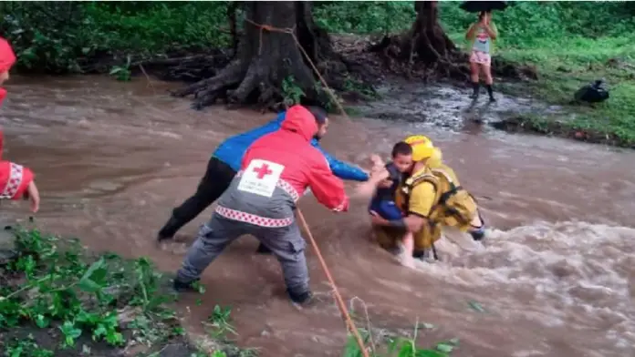 El presidente de Costa Rica, Rodrigo Chaves, se ha reunido con el Centro de Operaciones de Emergencia para coordinar las próximas acciones.