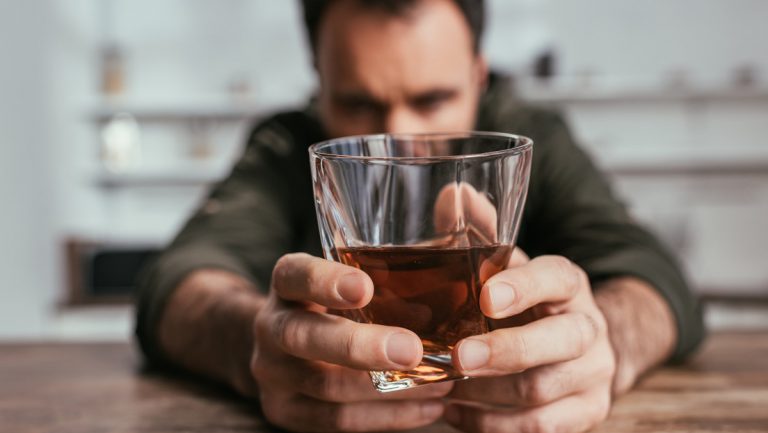 ¿El consumo de alcohol está relacionado con la longitud de los dedos?