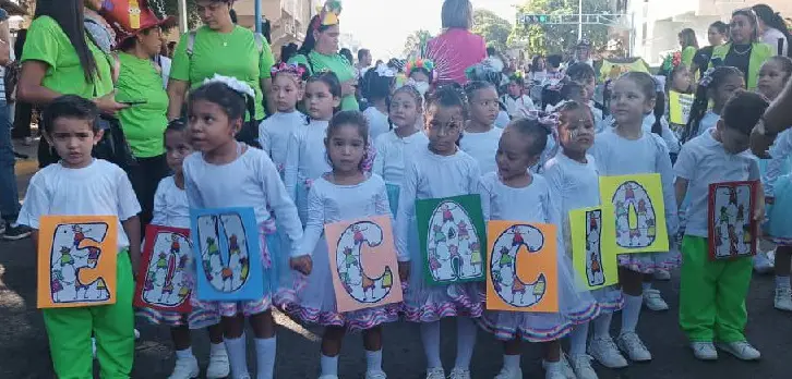 Este miércoles Falcón celebró el vigésimo quinto aniversario de la educación inicial con un majestuoso desfile que tuvo lugar en la avenida Manaure de Coro.