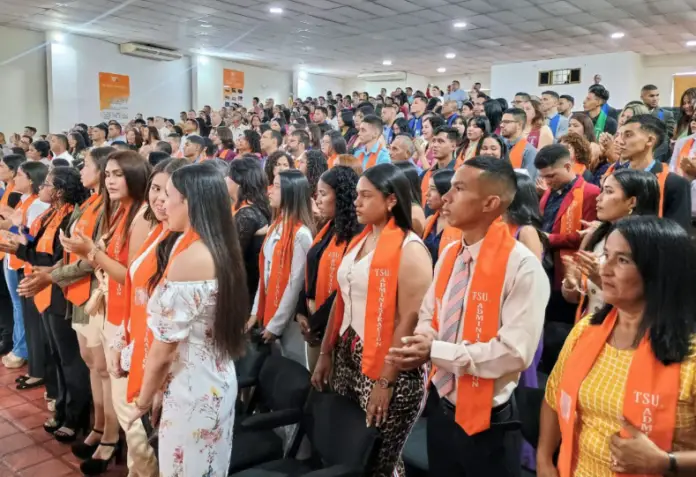 Con la alegría que representa para un estudiante la culminación de su formación académica, el Aula Magna de la Uptag recibió a los nuevos egresados .