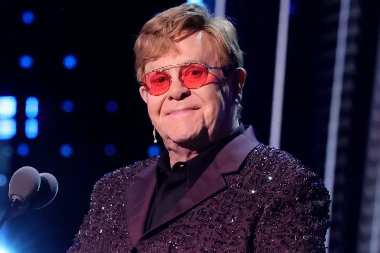 Elton John revela que perdió la visión en su ojo derecho