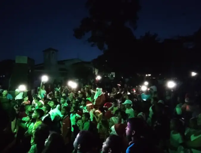 Los niños de la parroquia El Paují vivieron con mucha intensidad el mágico momento del conteo regresivo para disfrutar del encendido de la navidad.