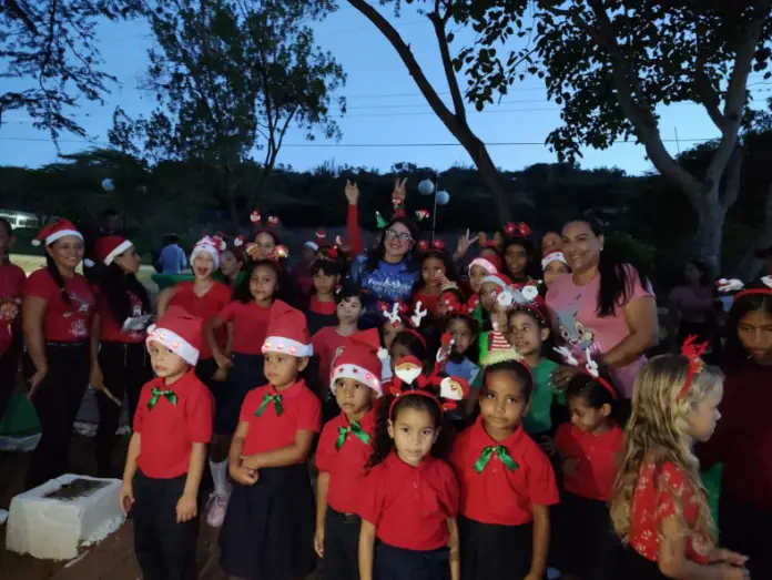 Los niños de la parroquia El Paují vivieron con mucha intensidad el mágico momento del conteo regresivo para disfrutar del encendido de la navidad.