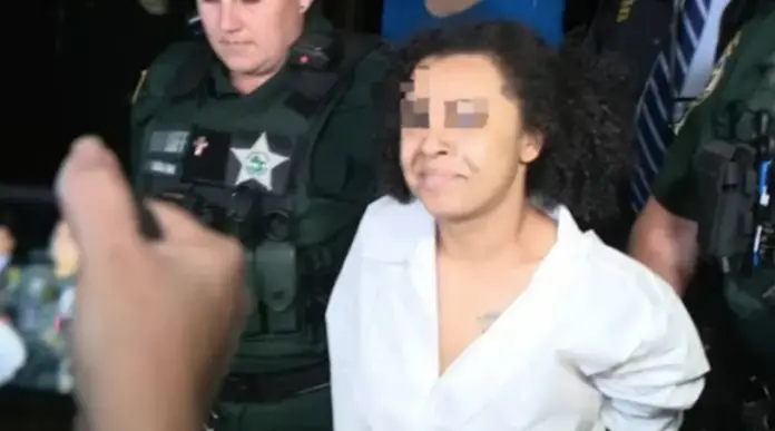 En Poinciana, Florida, Estados Unidos, Kelsie Glover (33 años) cometió un acto atroz al ahogar a su hija de 14 años en la bañera de su hogar.