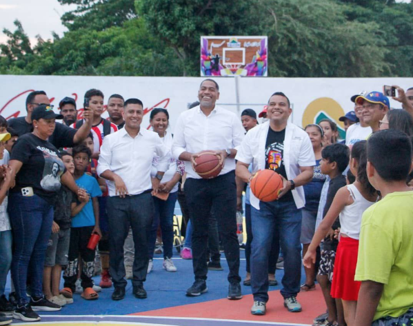 Este jueves el gobernador Víctor Clark se movilizó hasta Los Taques para entregar, en nombre del presidente Nicolás Maduro, una cancha de usos múltiples.