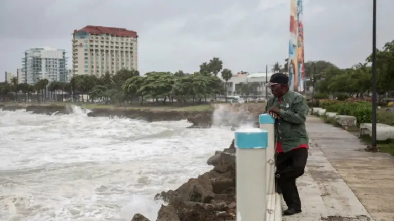 Huracán Rafael se acerca a la isla de Cuba