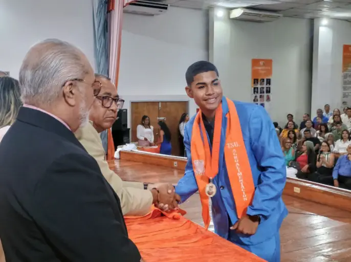 Con la alegría que representa para un estudiante la culminación de su formación académica, el Aula Magna de la Uptag recibió a los nuevos egresados .