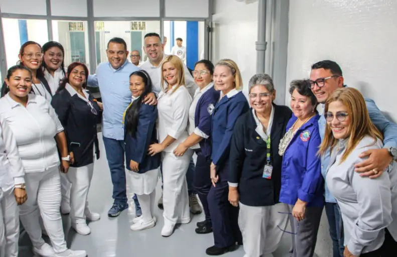 El gobernador del estado Falcón, Víctor Clark, hizo entrega del Servicio de Psiquiatría y Salud Mental del hospital Universitario de Coro “Alfredo Van Grieken”.