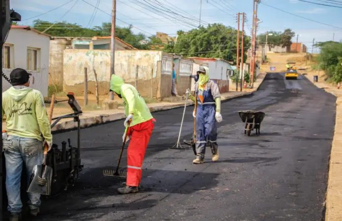 Con la colocación de más de 600 toneladas de asfalto, la calle Ramón Monche Guanipa de La Vela quedó en óptimas condiciones el tránsito de vehículos particulares y transporte público del municipio Colina lo que impacta en 900 familias del punto y círculo.