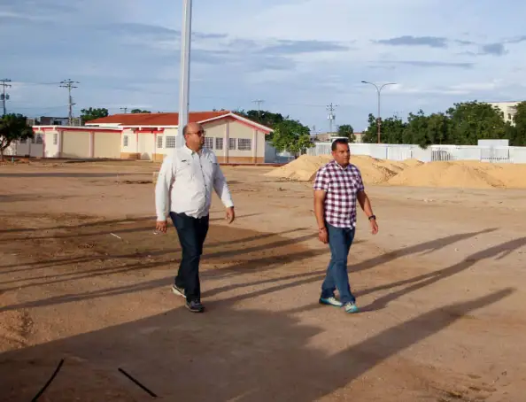 El gobernador Víctor Clark junto al alcalde del municipio Carirubana, Luis Piña, inspeccionaron los avances de la Ciudad Deportiva Recreacional de Punto Fijo.